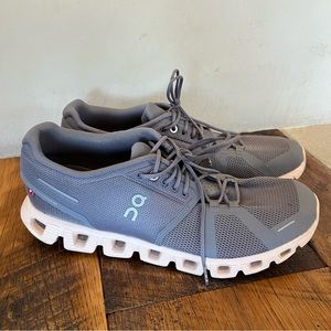 Great Condition Womens On Running Cloud 5 Shoes Size 10